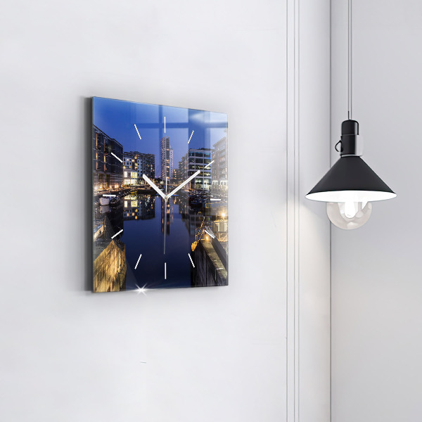 Kwadratowy zegar Miasto oświetlone nocą