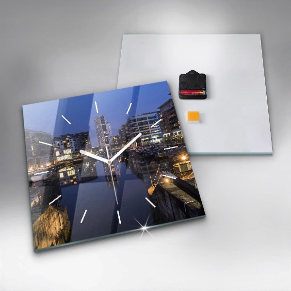Kwadratowy zegar Miasto oświetlone nocą