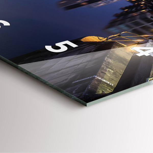 Kwadratowy zegar Miasto oświetlone nocą