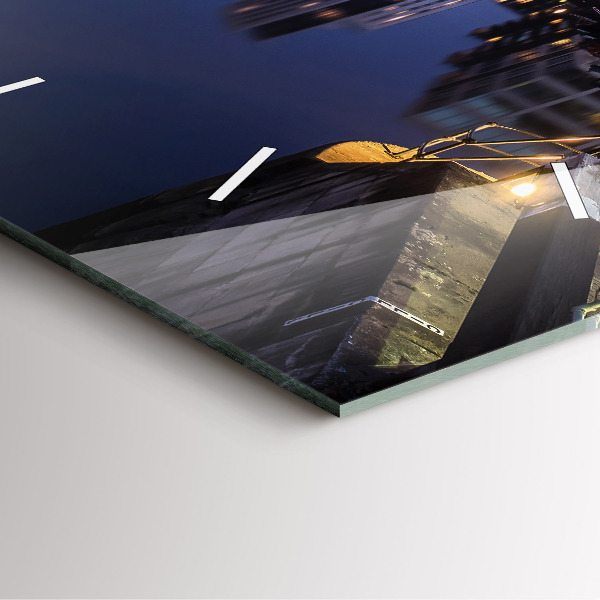 Kwadratowy zegar Miasto oświetlone nocą