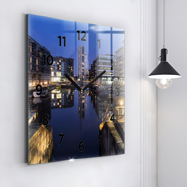 Kwadratowy zegar Miasto oświetlone nocą