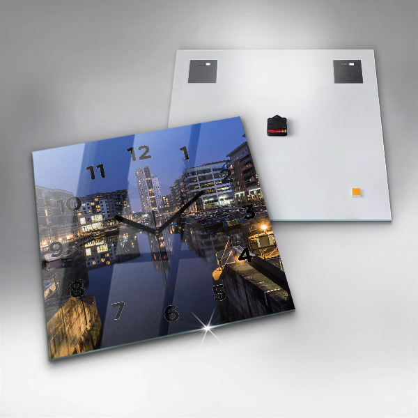 Kwadratowy zegar Miasto oświetlone nocą