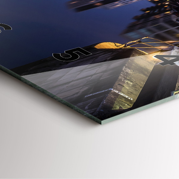 Kwadratowy zegar Miasto oświetlone nocą