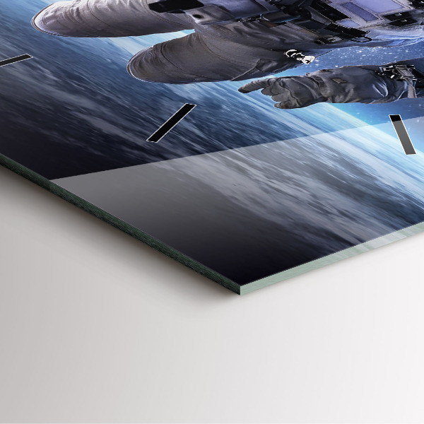 Zegar na ścianę kwadratowy Astronauta nad ziemią